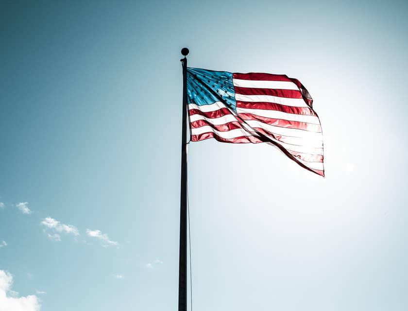 La patriótica bandera americana en un negocio patriótico americano.