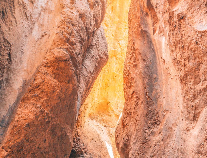 Un uomo che sta facendo canyoning durante un'escursione sul torrente di un canyon.