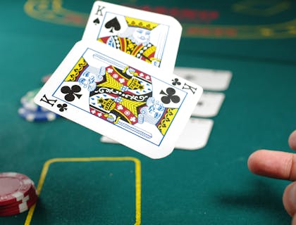 Le joueur de cartes jette une paire de rois sur une table de casino.