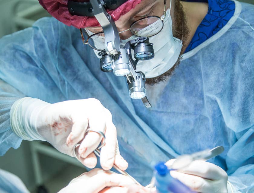 Un chirurgo plastico che esegue un'operazione di chirurgia estetica su un paziente dentro una clinica di chirurgia estetica.