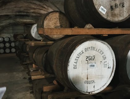 Barriles de cedro con alcohol en una empresa de destilería.