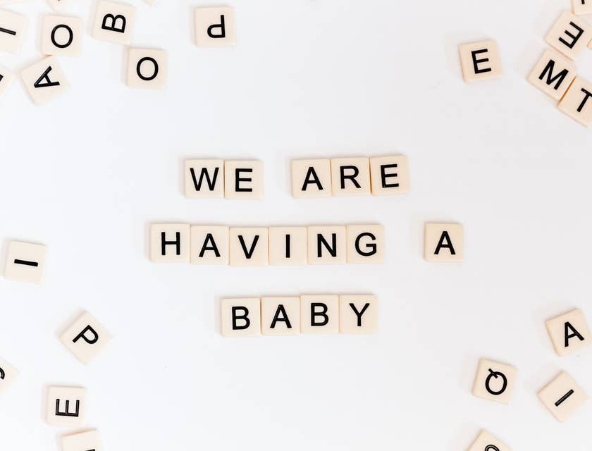 Várias peças com letras formando uma frase para indicar que um casal está esperando um bebê.