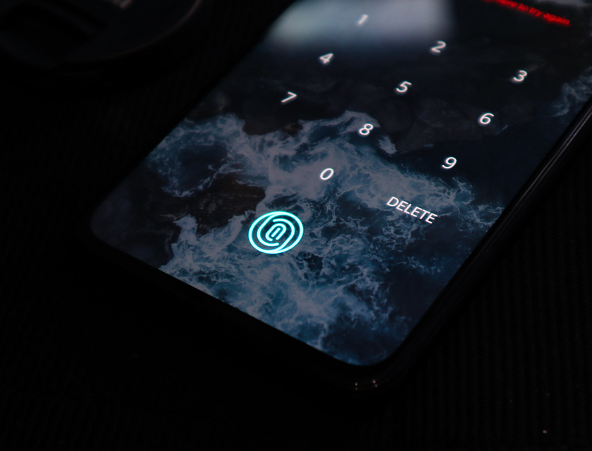 Un capteur d'empreintes digitales sur un smartphone..