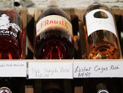 tre bottiglie di liquore e di vino esposte in un'enoteca