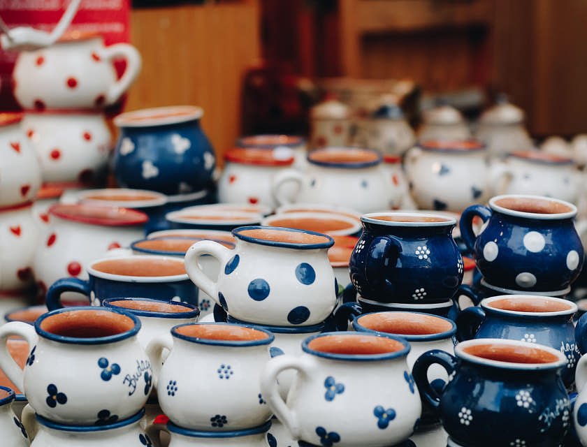 Handgefertigte blaue und weiße Becher stehen in einem Tassengeschäft zum Verkauf.