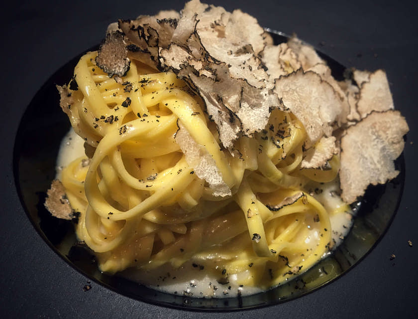 Un piatto di tagliolini al tartufo in un ristorante in Umbria.