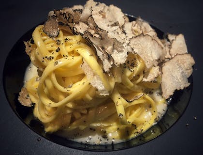 Un piatto di tagliolini al tartufo in un ristorante in Umbria.