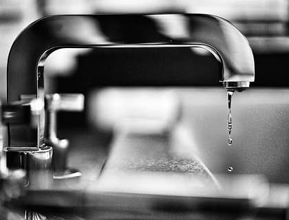 Un rubinetto nuovo appena comprato in un negozio di forniture idrauliche.