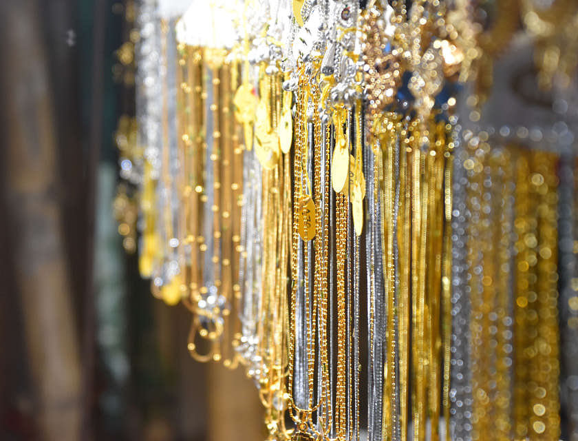 Tante collane d'oro e d'argento esposte in un compro oro.