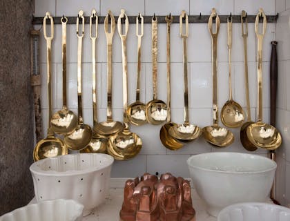 Una serie di mestoli, ciotole e insalatiere esposte in un negozio di articoli da cucina.