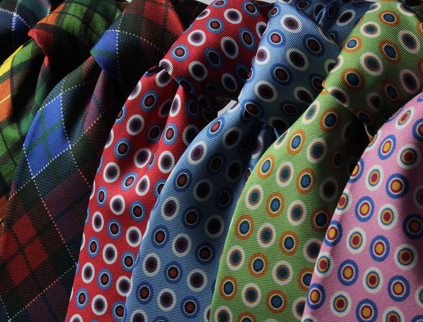 Alcune cravatte colorate in un negozio di cravatte.