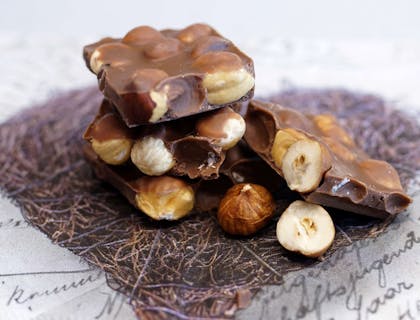 Cioccolato e nocciole tipiche della pasticceria piemontese.