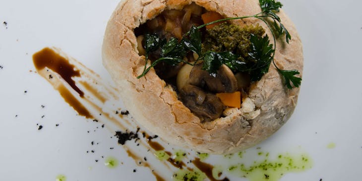 Una pagnotta di Pane di Matera, tipico della Basilicata, ripieno di verdure tipiche.