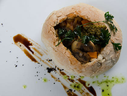 Una pagnotta di Pane di Matera, tipico della Basilicata, ripieno di verdure tipiche.
