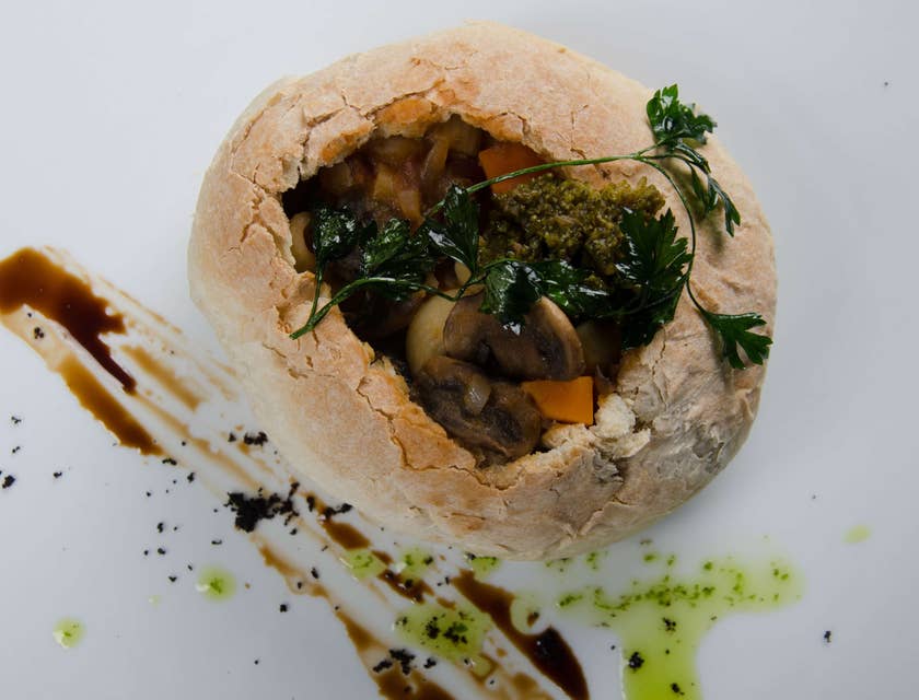 Una pagnotta di Pane di Matera, tipico della Basilicata, ripieno di verdure tipiche.