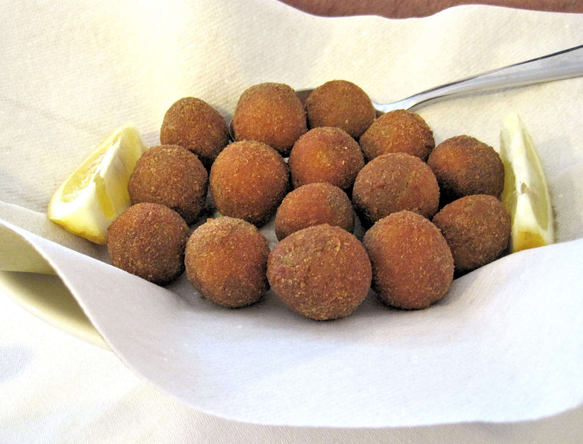 Olive all'Ascolana dentro un piatto in un ristorante marchigiano.