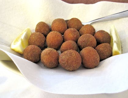 Olive all'Ascolana dentro un piatto in un ristorante marchigiano.