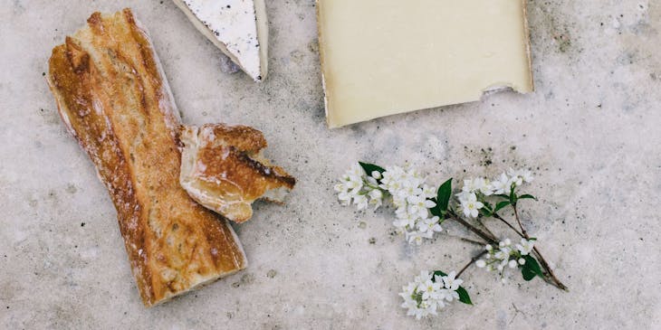 Pane e formaggi tipici della cucina molisana.
