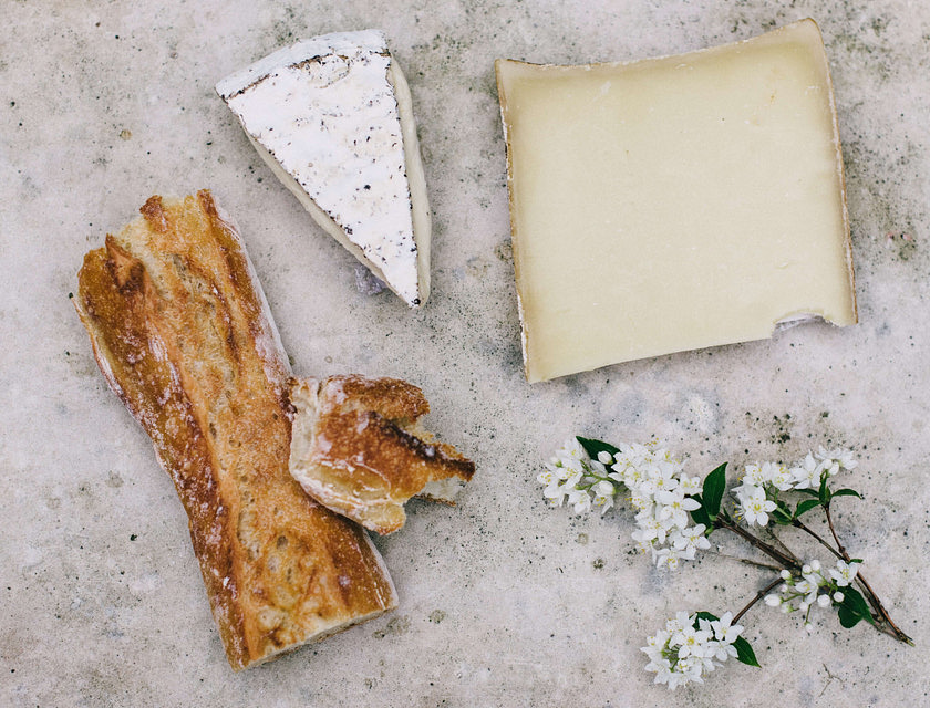 Pane e formaggi tipici della cucina molisana.