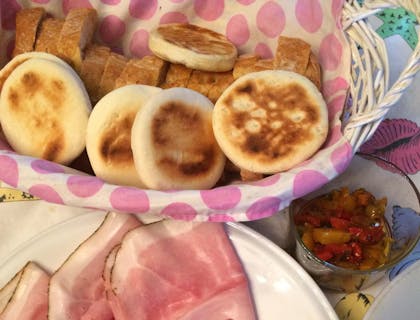 Piatto con tigelle da accompagnare con salumi tipici.