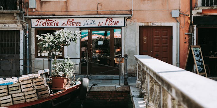 La facciata di una tipica trattoria italiana.