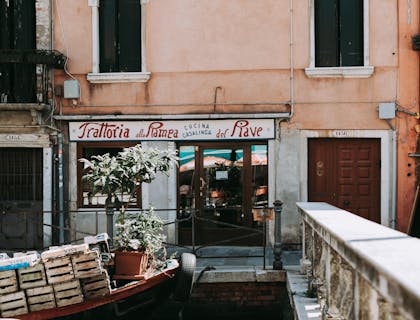 La facciata di una tipica trattoria italiana.