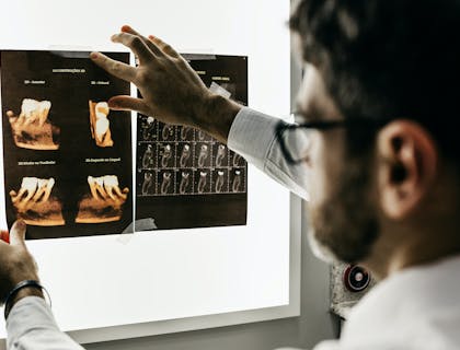 Ortodontista visualizando varreduras da boca de um paciente.