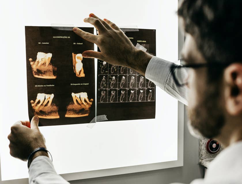 Ortodoncista observando una radiografía de un paciente en una clínica de ortodoncia.
