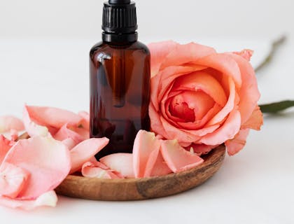 Un gotero de vidrio color marrón con flores rosas que contiene aceite esencial en un negocio de Scentsy.