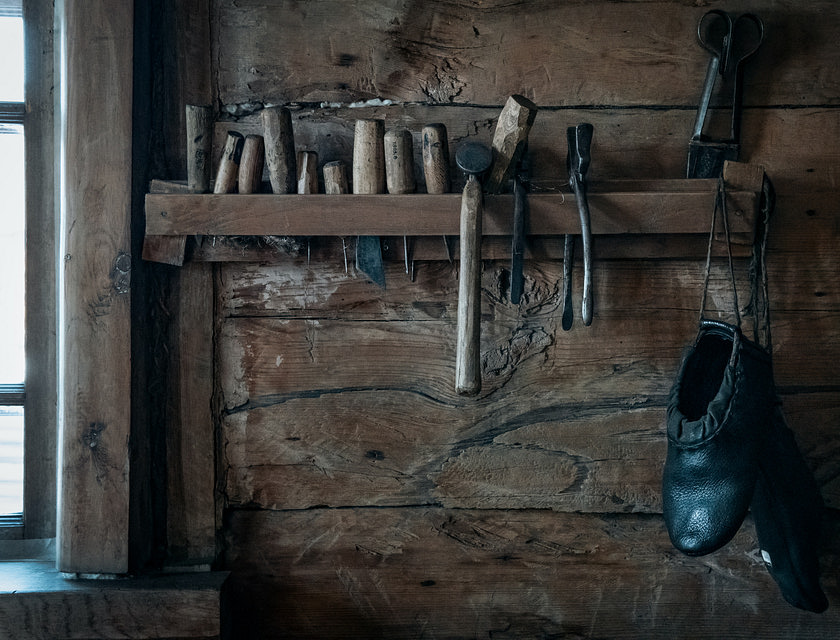 Des outils de cordonnier dans une cordonnerie.