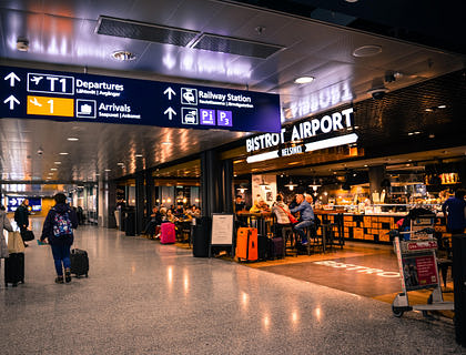 The inside of a busy airport.