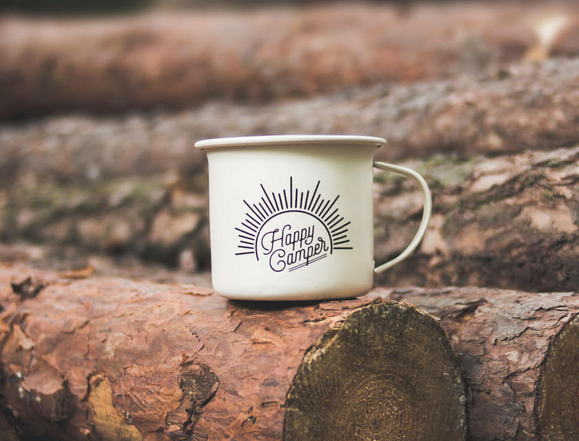 Un mug avec écrit dessus "happy camper" acheté dans un magasin de camping.