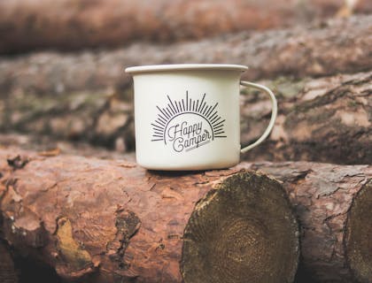 Un mug avec écrit dessus "happy camper" acheté dans un magasin de camping.