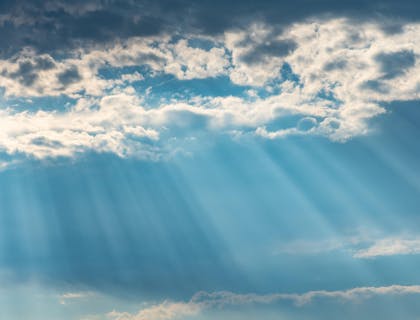 Céu nublado com raios de sol.