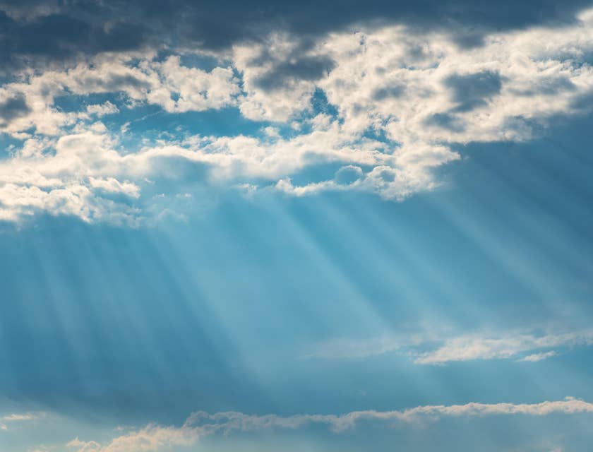 La imagen de un cielo nublado con rayos de sol brillando en un negocio con nombre celestial.