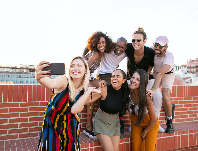 Um grupo de amigos alegres posando para uma foto.