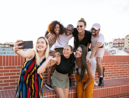 Un alegre grupo de amigos posando para una fotografía.