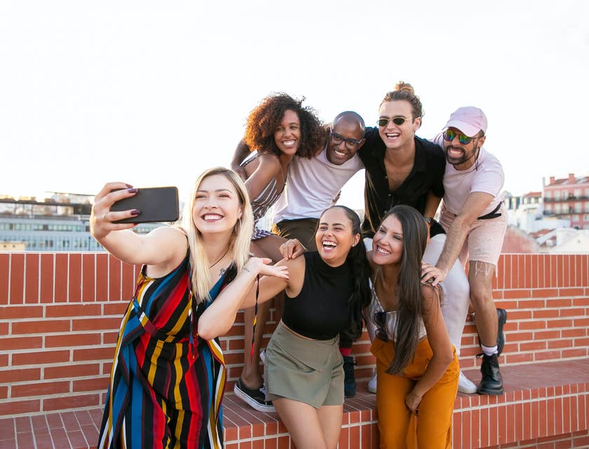 Un gioviale gruppo di amici che si fa un selfie.