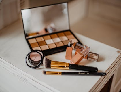 Prodotti di makeup e cosmetologia su un tavolo.