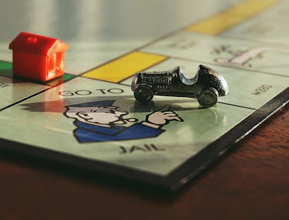 Un juego de mesa en una tienda de juegos.