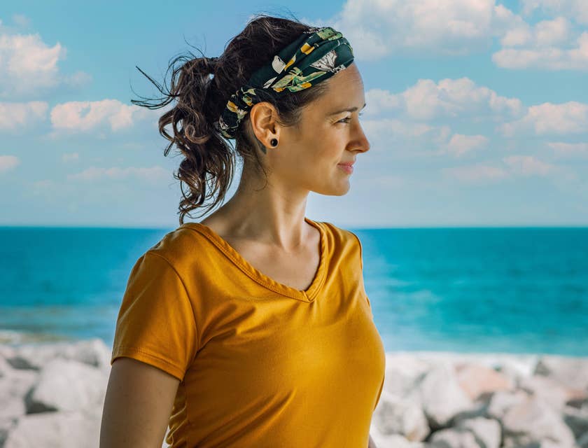Uma mulher usando headband na praia.