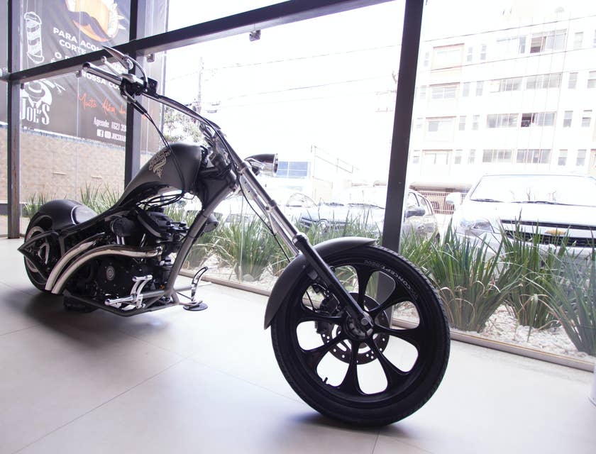 Une moto chopper exposée dans un magasin de motos.