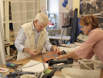 Padre e figlia che lavorano insieme nell'azienda di famiglia.