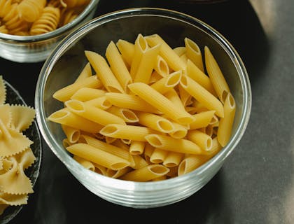 Un mix di ciotole con pasta corta sfusa.