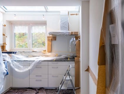 Uma cozinha em processo de remodelação.