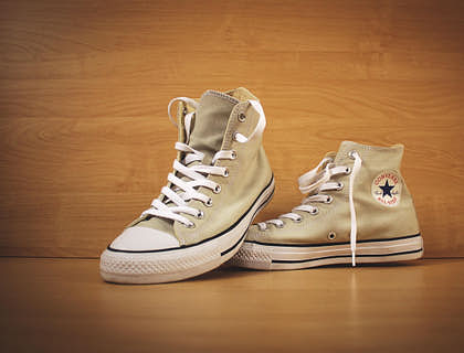 Un par de zapatos Converse marrones en un negocio de zapatos.