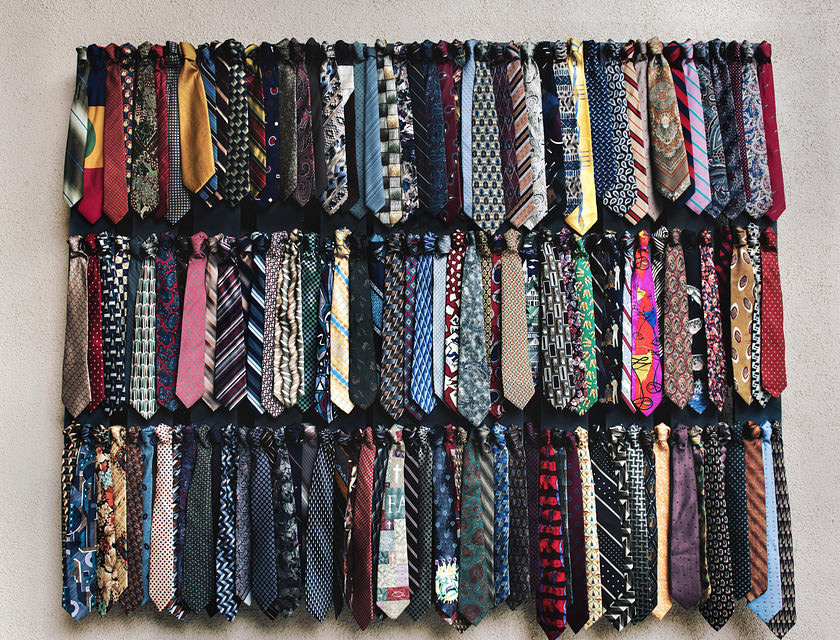 Un assortiment de cravates de tous styles sur un mur.