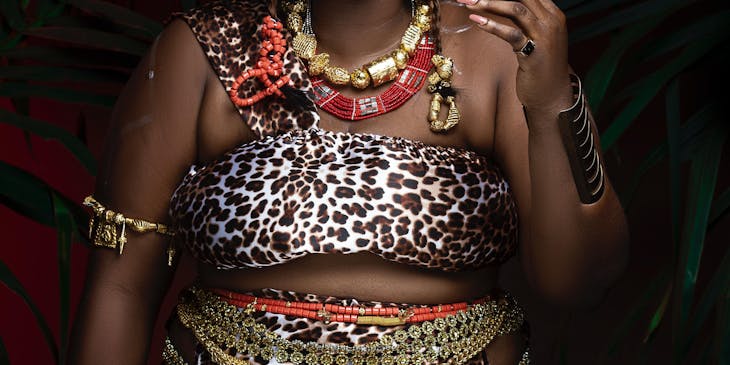 Femme portant des perles de taille.