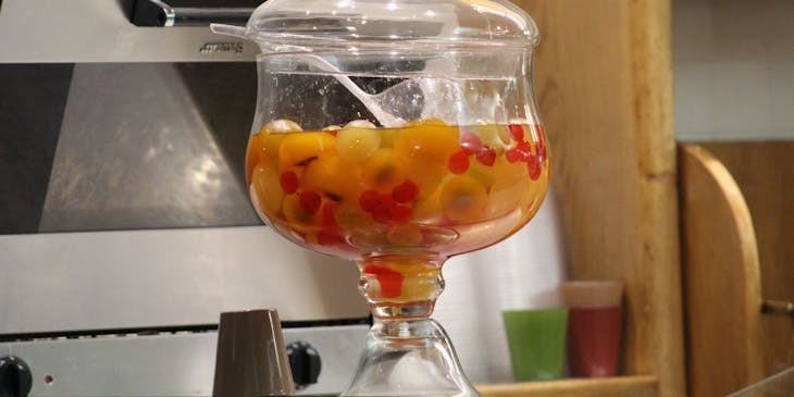Un vaso con della mostarda di frutta.