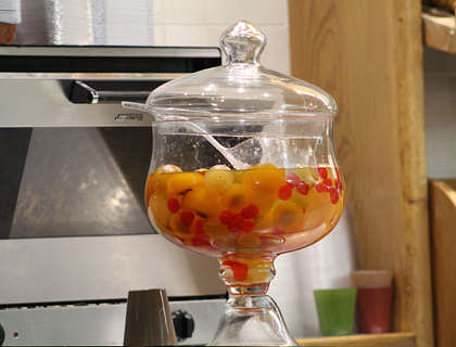 Un vaso con della mostarda di frutta.